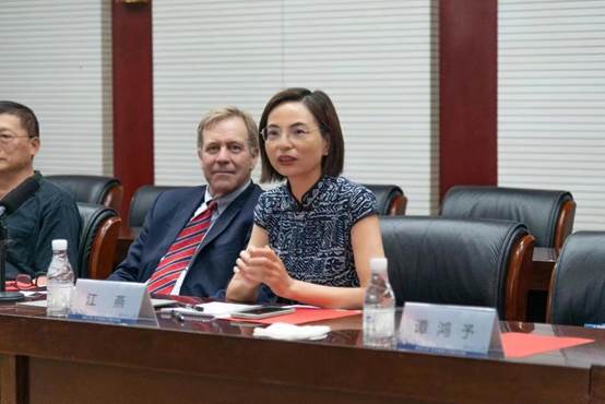 图片包含 室内, 窗户, 桌子, 笔记本已生成极高可信度的说明